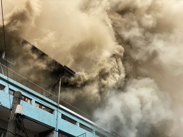 民宅大量濃煙竄出。張喆喜攝