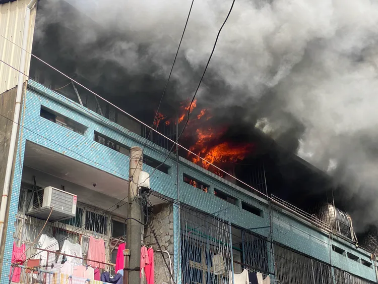 現場火勢一度相當兇猛、冒出火舌。張喆喜攝