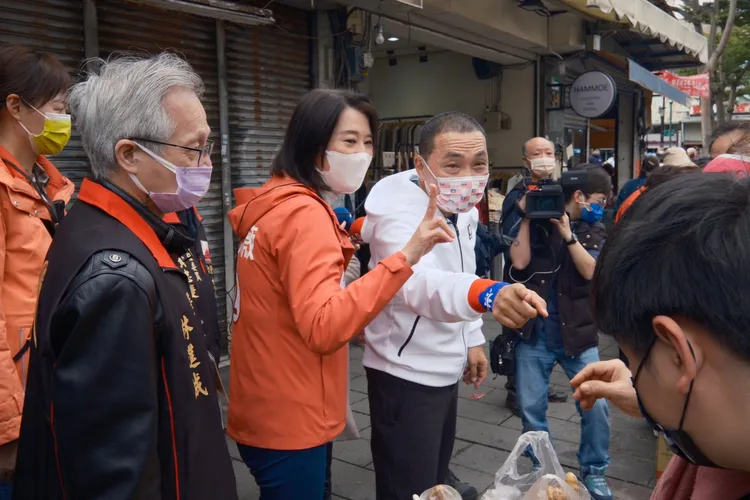 侯友宜陪同王鴻薇至謙和市場掃街。陳志淵攝