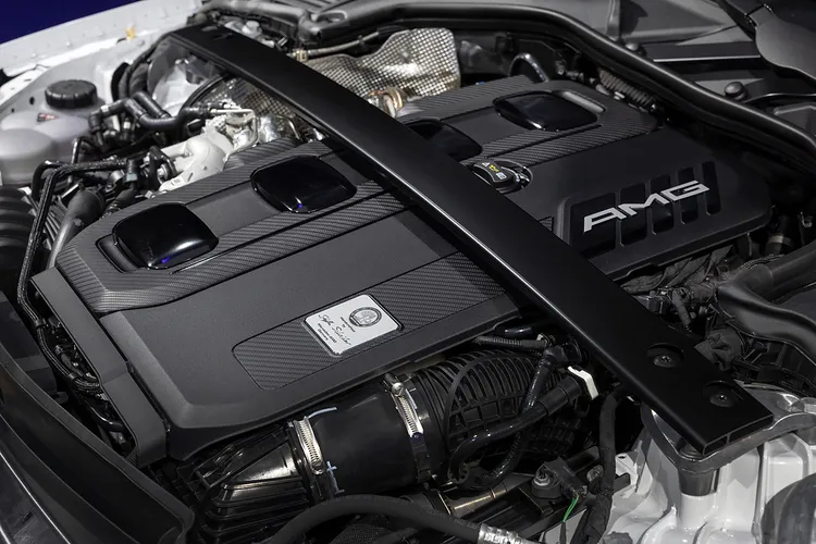 這顆直列四缸引擎能展現408 (+14) hp 與 51kgm的動力輸出，Sedan車型0-100km/h加速僅需4.6秒即可達成。原廠提供