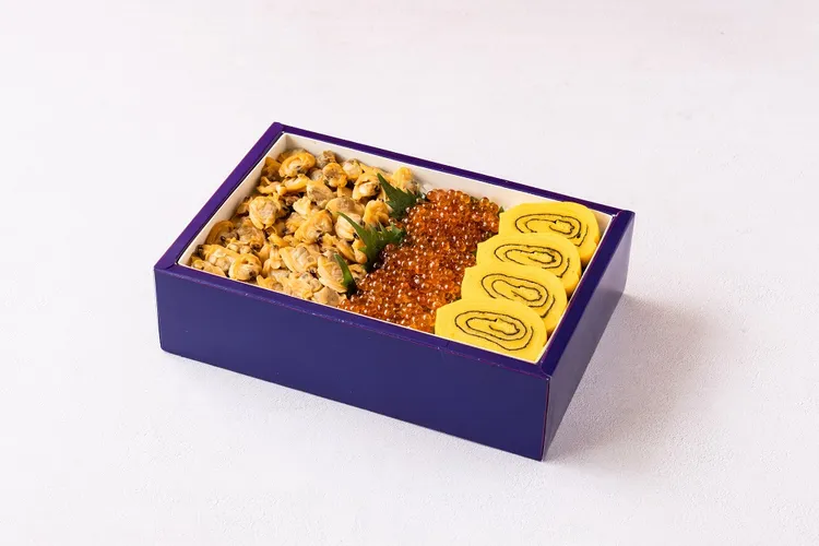 蛤蜊鮭魚卵新春豪華便當，售價588元。業者提供