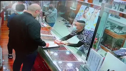 搶走46萬金飾!南投男跑800米就沒力 跳2層樓深溪摔傷只好認栽