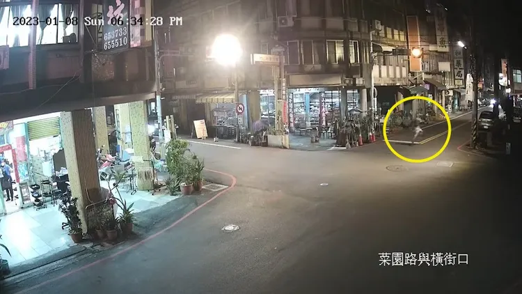 男子搶走金飾後，與店員及警方在大街上展開追逐。民眾提供