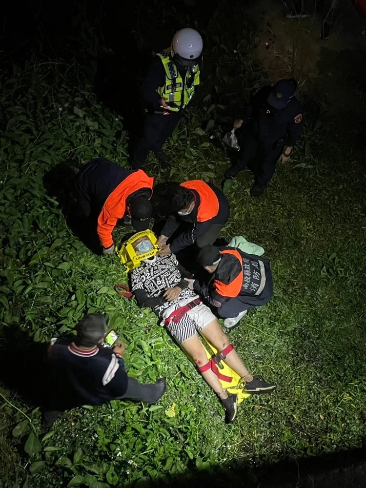 男子最後體力不支跳到一旁溪床，最後狼狽被捕。民眾提供