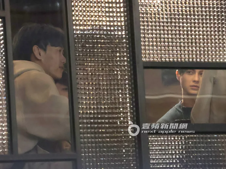 王子（右）近來與緋聞女友郭雪芙吵架冷戰，日前被目擊跟毛弟還有《全明星》班底出來療情傷。特勤中心攝