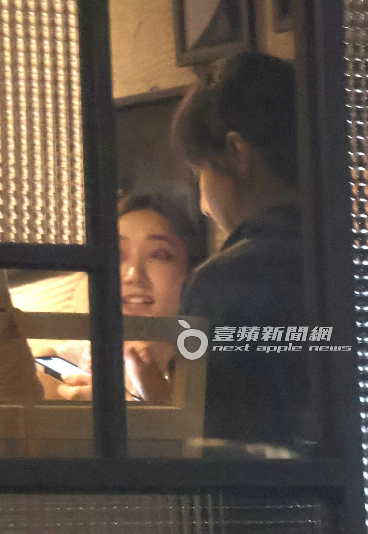 房思瑜（右）低頭回手機訊息，坐在對面的席惟倫，繼續和王子聊得開心。特勤中心攝