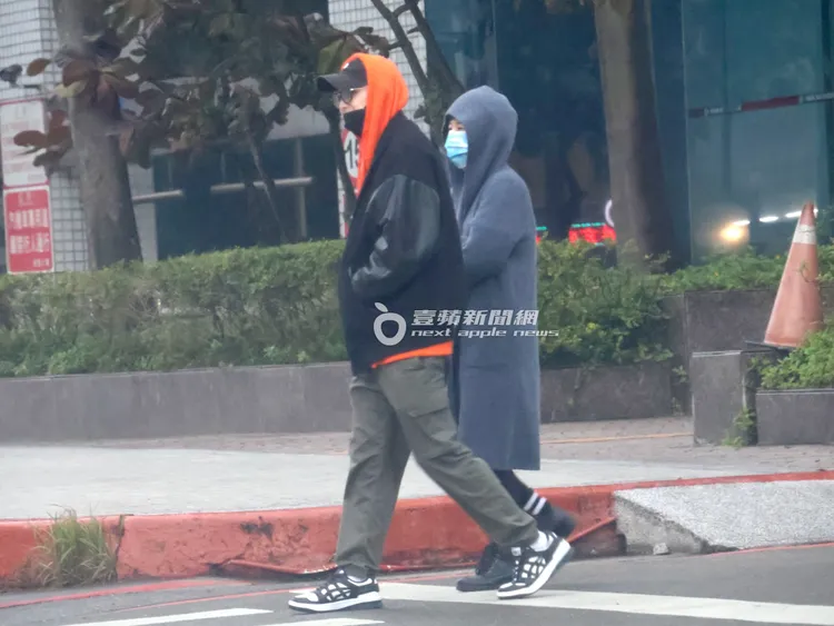 王子（左）近來接拍黑幫愛情電影《山中森林》，身價水漲船高，連走路都有風。特勤中心攝