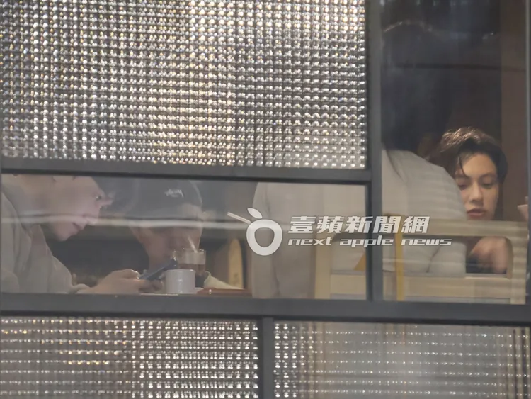 王子（右）日前與毛弟、晏柔中、席惟倫、吳心緹和房思瑜等藝人大啖日本料理療傷。特勤中心攝