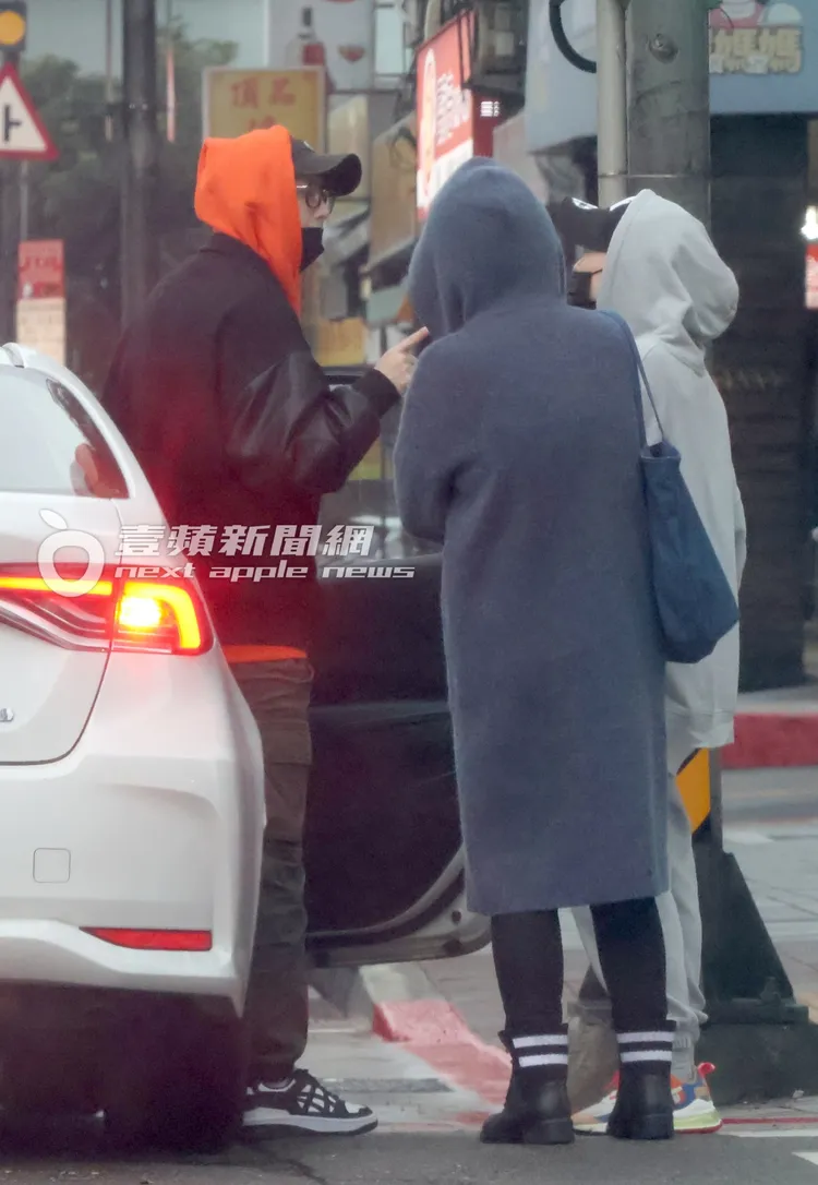 原本準備要上車的王子（左），不忘再度轉頭耳提面命一番，才放心上車離去。特勤中心攝