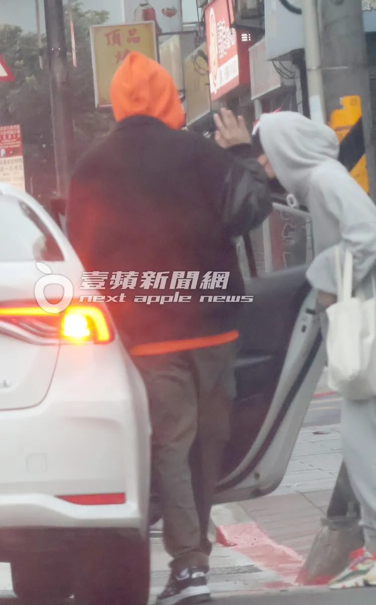 近來影歌視三棲的王子（左），上車後不忘跟經紀人揮手道別，十分有禮貌。特勤中心攝