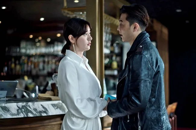 王子（右）與郭雪芙在賀歲電影《山中森林》，飾演一對苦命鴛鴦，有多場親密對手戲。翻攝《山中森林》臉書