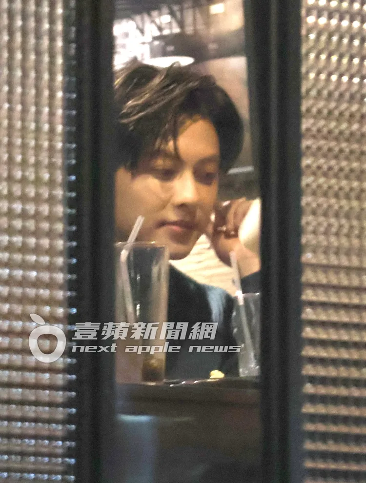 王子坐在席惟倫身旁侃侃而談，流露出靦腆模樣。特勤中心攝