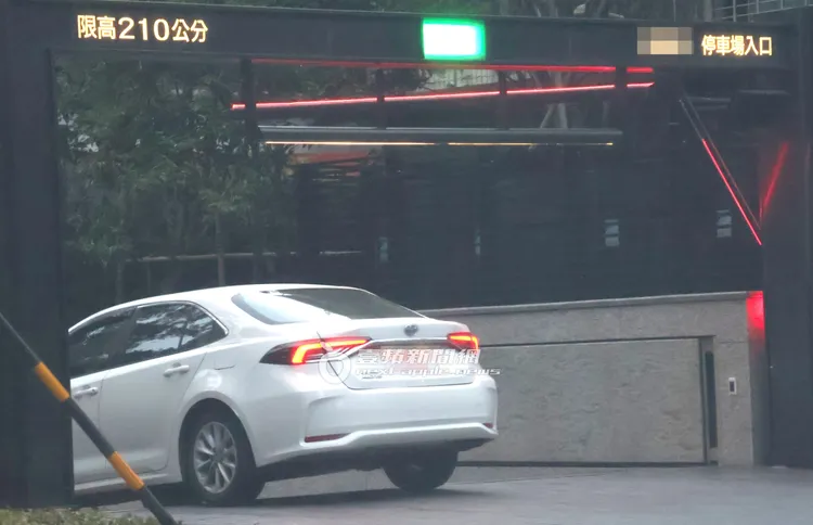 王子座駕一路開回位於內湖捷運文德站旁的新豪宅地下停車場。特勤中心攝