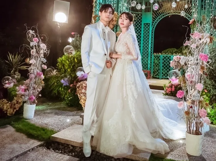王子（左）和緋聞女友郭雪芙，因拍電影《山中森林》假戲真做，片中穿婚紗禮服甜蜜結婚。翻攝《山中森林》臉書