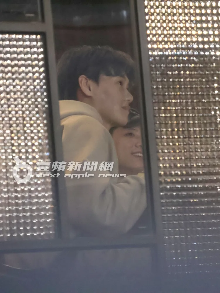 毛弟（左）日前與哥哥王子，兄弟檔聯手在東區的「魚君」日式居酒屋撩妹。特勤中心攝