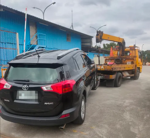 喝一杯藥酒慘噴8萬！他開車接小孩撞上情侶檔　拒繳罰鍰車還被拖走