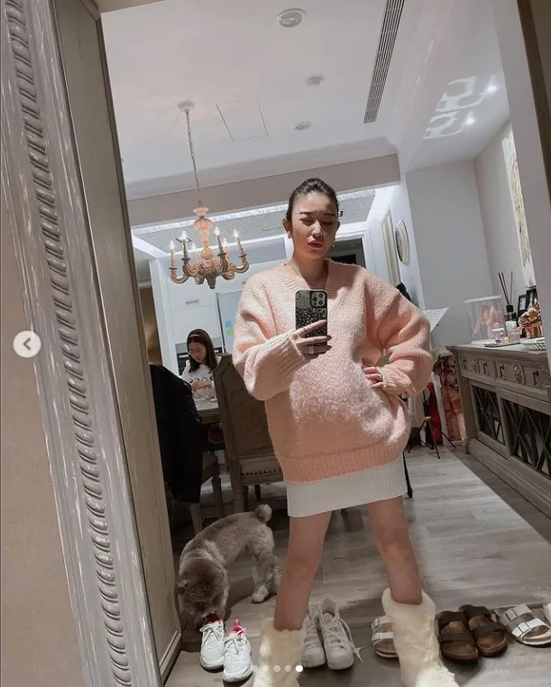 女星許維恩去年11月與王家梁結婚，日前開心宣布懷了女兒「忒忒」。翻攝《sharon701111》的IG