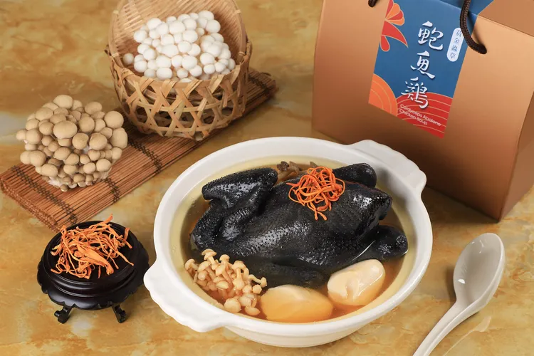 入住台南晶英晶囍「銀」賓住房專案，即贈常溫禮盒「黃金蟲草鮑魚雞湯」。台南晶英提供