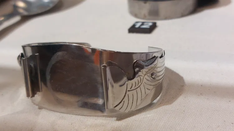 空軍士官以飛機餘料製成「F-86軍刀機製品」，如空軍錶帶等。凃建豐攝