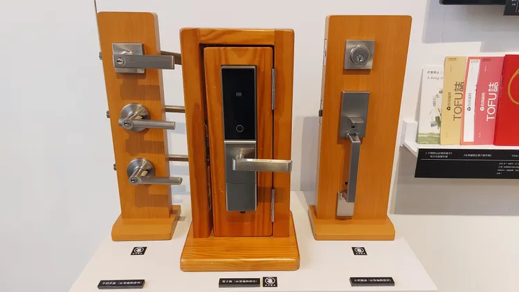 門鎖龍頭台灣福興，為全世界最具規模的門用五金產品專業製造廠。凃建豐攝