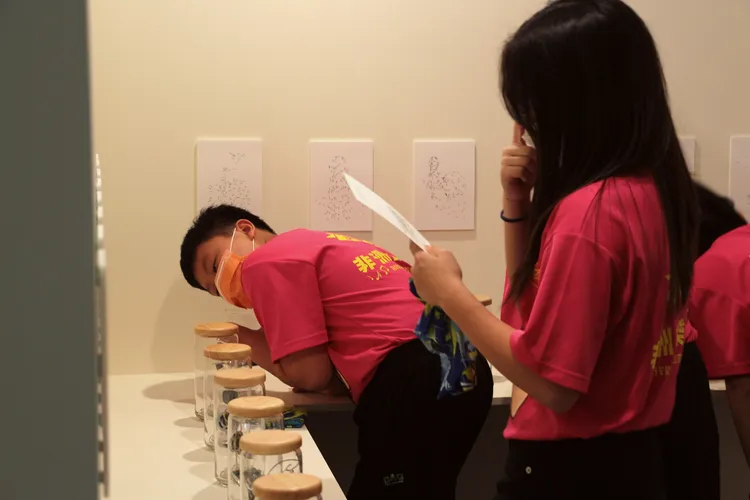 觀眾透過吳修銘「岡山聲音博物館」聆聽在地的聲音與故事。高史博提供