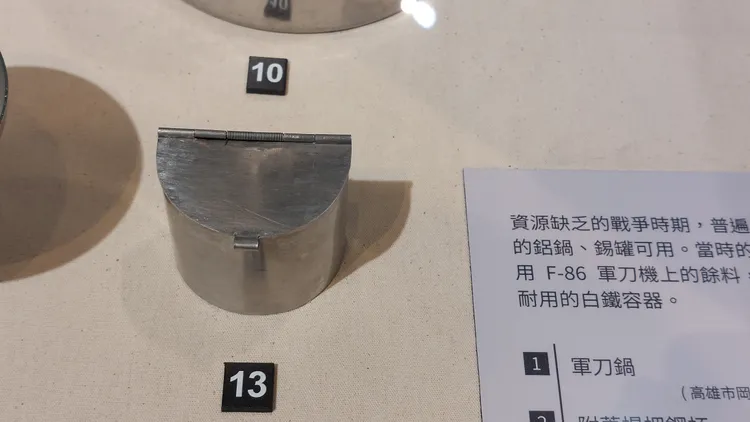 空軍士官以飛機餘料製成「F-86軍刀機製品」，如隨身菸灰盒等。凃建豐攝