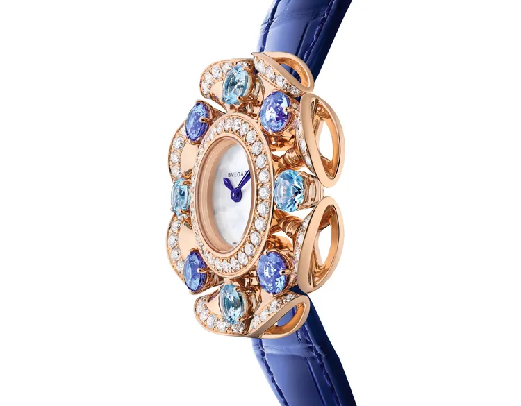 義大利精品寶格麗結合擅長的珠寶和製錶工藝，將Divas’ Dream系列標誌性的銀杏扇形圖騰，化作連接錶殼的靈動立體花辦。品牌提供