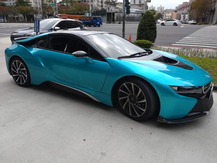 價值千萬元的BMW i8慘遭警消破窗。民眾提供