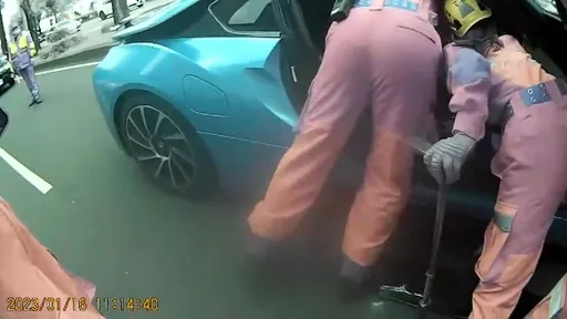 千萬BMW i8停路中間 26歲駕駛叫不醒慘遭破窗!車內搜出這玩意兒
