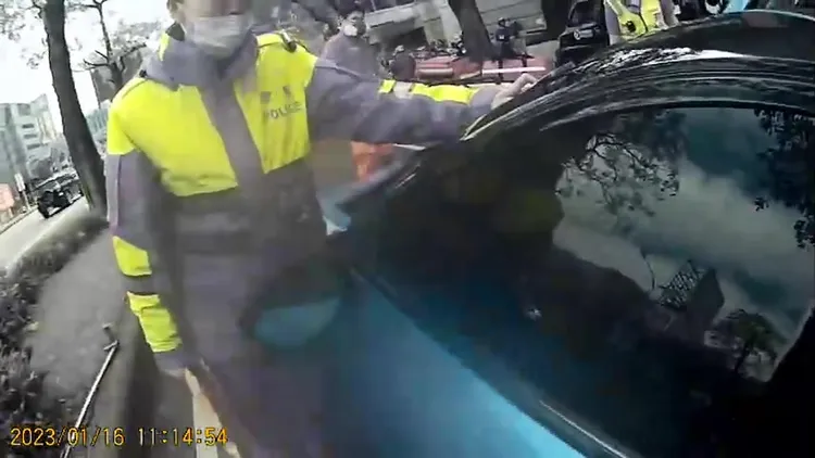 警方以各種方式都叫不醒駕駛張姓男子。民眾提供