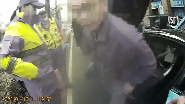 張男下車後睡眼惺忪，聲稱自己通宵打麻將累到睡著了。民眾提供