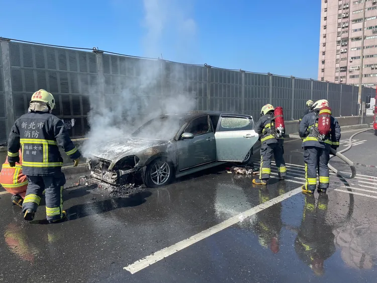 警消拉設水線搶救。翻攝畫面