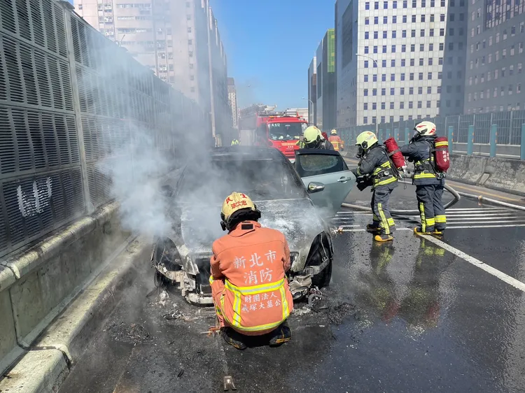 轎車已被燒毀。翻攝畫面