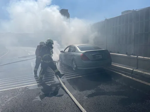 台64線東向24.2公里火燒車 火煙齊竄!駕駛及時逃生車燒毀