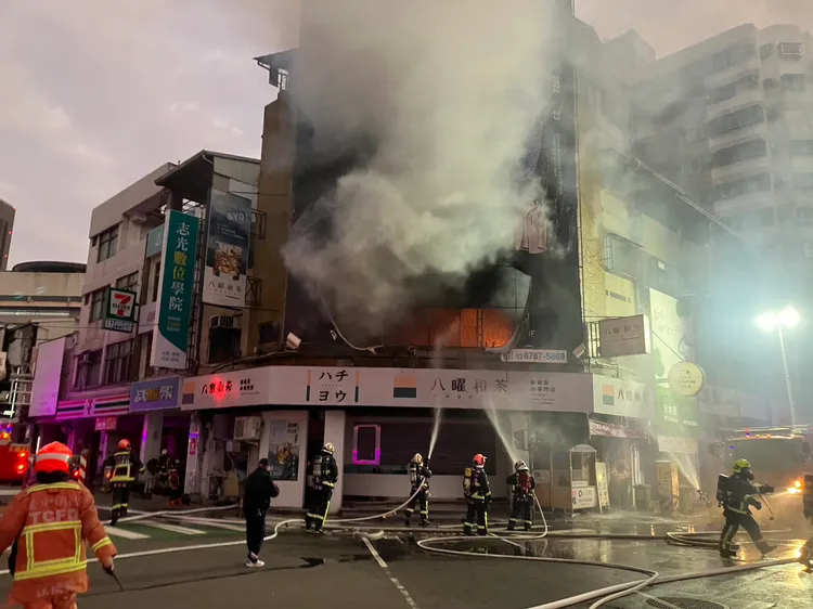 警消到場時2樓已竄出火舌，火勢猛烈。消防局提供