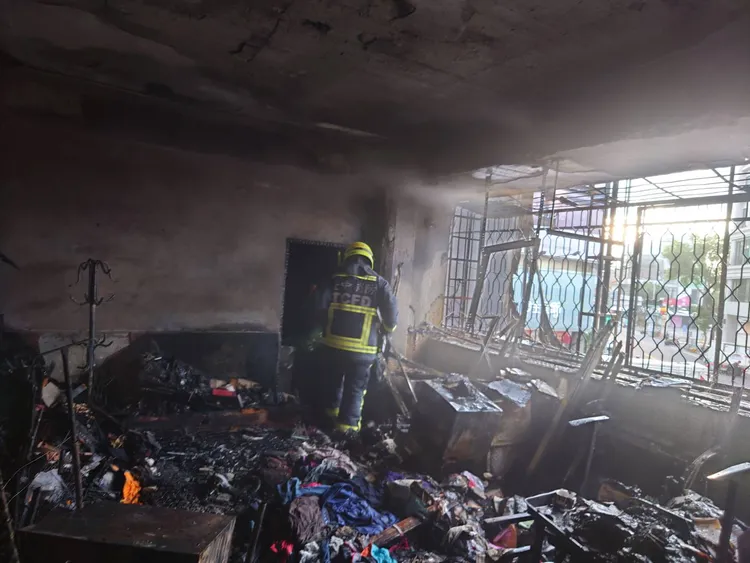 二樓家具、物品付之一炬。消防局提供