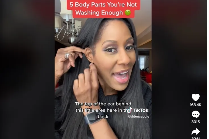 克勞德說，很多人忘記要洗耳朵背面。翻攝抖音@drjencaudle