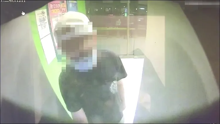 游男起初都會頭戴白色鴨舌帽、黑框眼鏡，提款得手後，沿途變裝離去。警方提供