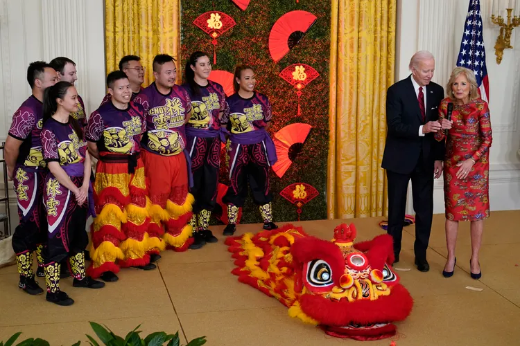 第一夫人吉兒穿旗袍。美聯社