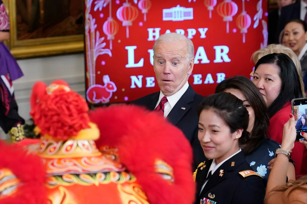 拜登做出驚訝表情。美聯社