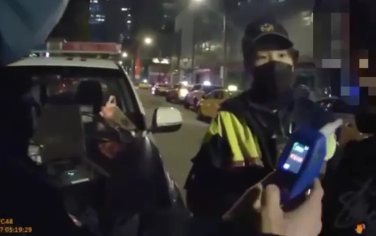 警方對陳男進行酒測超標。翻攝畫面