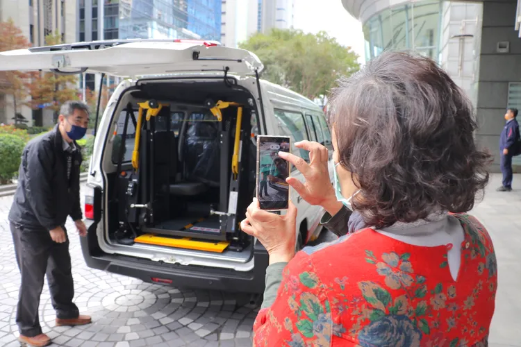 翁千惠仔細錄製復康巴士的操作使用。市府提供