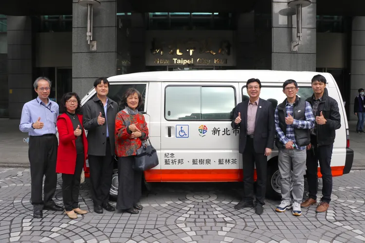 台北市民翁千惠贈新北市復康巴士。市府提供