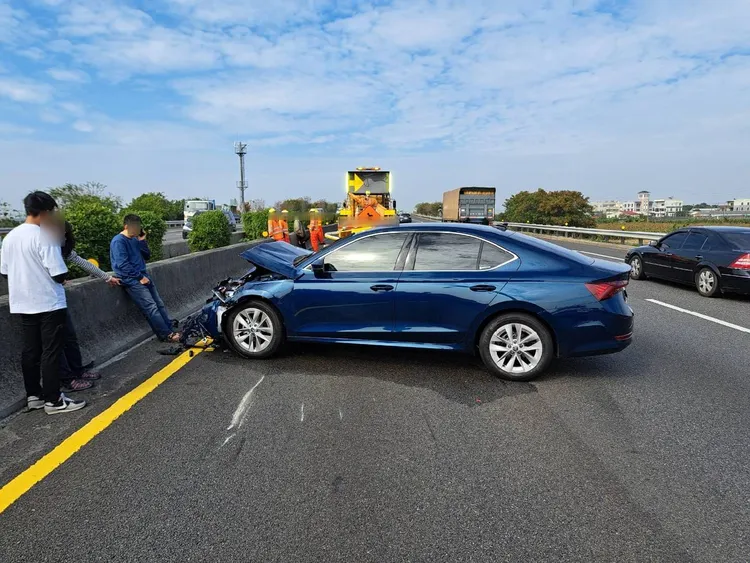 轎車追撞肇事後，橫佔內中線車道。讀者提供