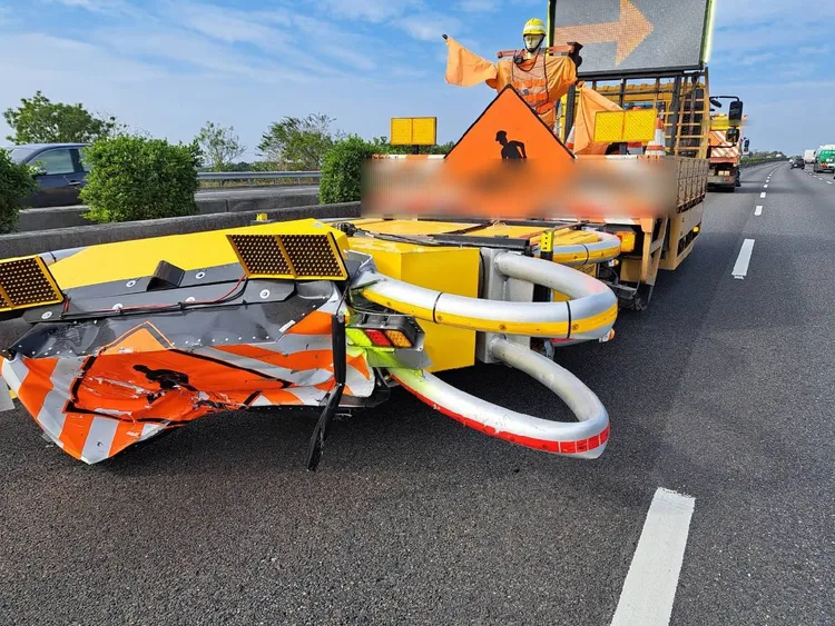 緩撞車當時正在協助清掃路面，挨撞後車尾防桿明顯凹陷。讀者提供