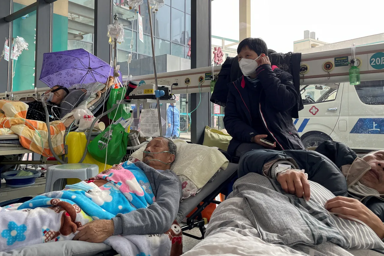 多地確診患者暴增,醫院人滿為患。路透社