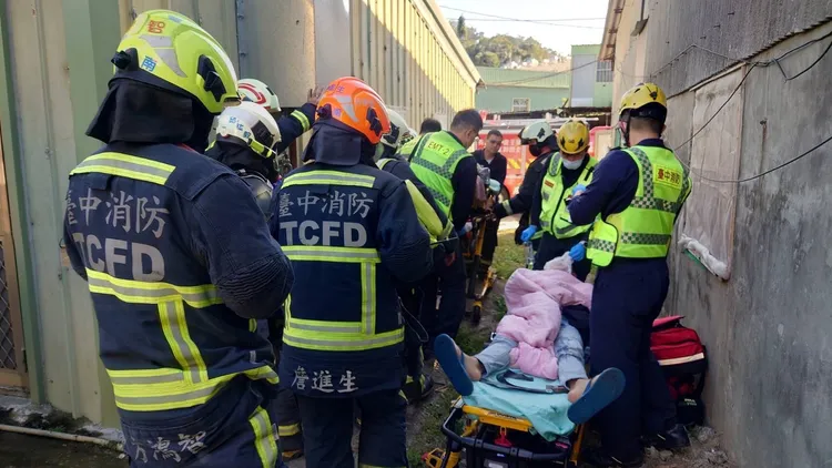 消防人員將受傷的父子3人送醫。民眾提供
