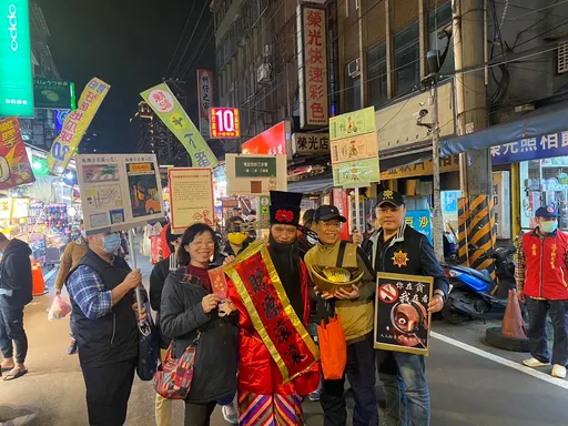 變身財神爺!新北警夜市宣導 提醒民眾年關到詐騙多