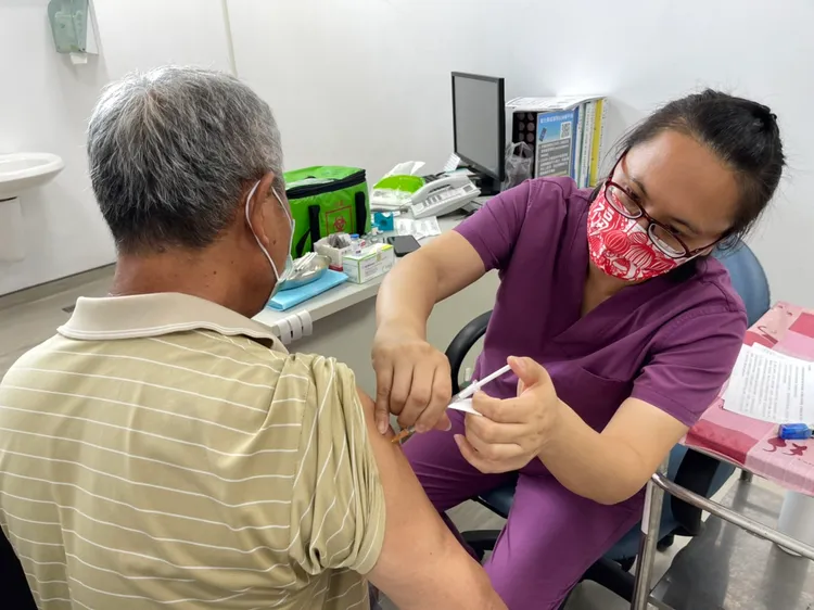 彰化縣衛生局建議民眾打疫苗以提高防護力。彰縣府提供