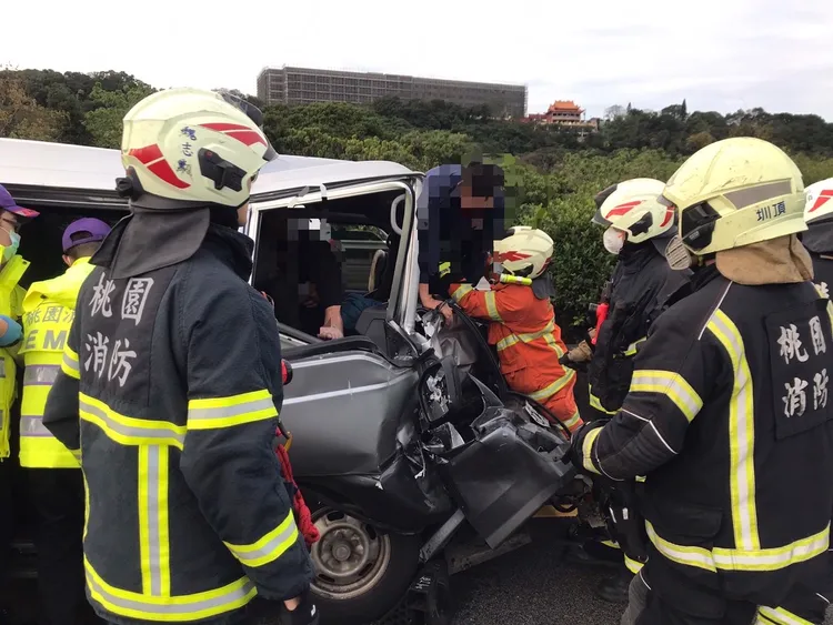 救護人員到場搶救協助受困傷患脫困。桃園市消防局提供